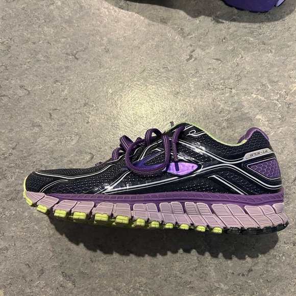 Like NEW Brooks Running Shoes - Picture 2 of 6